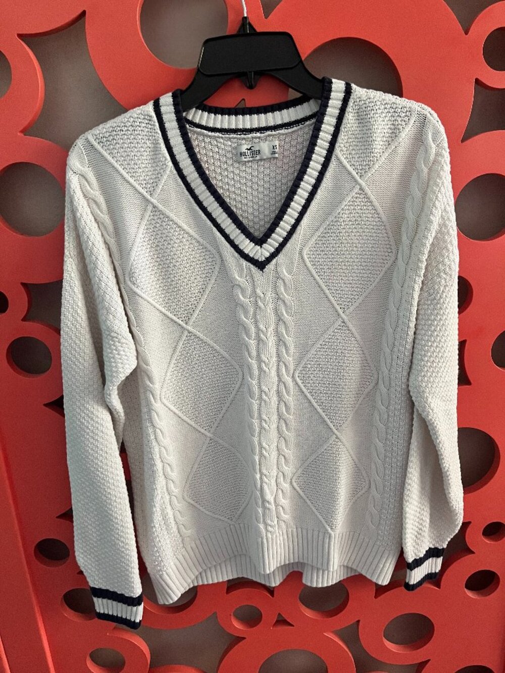 Hollister Cable Knit V-Neck Cricket Sweater – Cream/Navy – Size XS